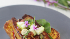 Brioche perdue au Floc de Gascogne, foie gras du Gers poêlé aux fruits secs et chutney d'abricots