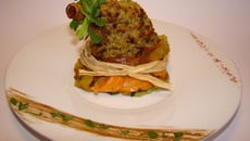 Souris d'agneau en croûte de pistaches vertes, sur un nid de légumes épicé et parfumé à la coriandre