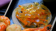 Tagliatelles de bouillon Ariaké, canederli de gambas au bouillon de légumes sur brochette de citronnelle et gambas panées
