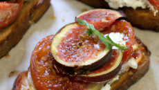 Tartine sucrée-salée figue/chèvre/tomate