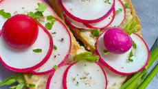 Tartine fraîcheur aux radis colorés