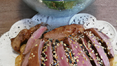 Salade de Ramen et  magret de canard aux graines de sésame grillées