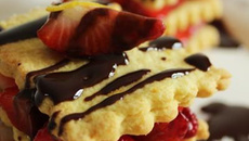 Mille feuille de petits sablés citron, gariguettes au miel de garrigue et sauce chocolat