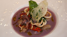 Bouillon glacé de haricots Borlotti et vitelotte, chipirons sautés comme au Pays Basque