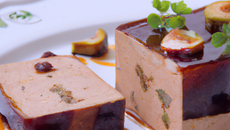 Terrine de foie gras au vin de noix et au pruneaux