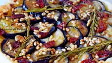 Tatin d'aubergines, tomates séchées et pignons