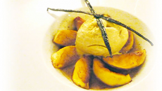 Pommes reinette confites, sirop d'érable aux trois épices et glace vanille