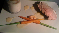 Agneau sur bisque de crevettes accompagné de son velouté de topinambour et ses carottes rôties