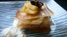 Mille-feuille de mousse chocolat blanc et pommes caramélisées