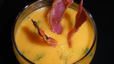 Gaspacho de melon grillé et chips de jambon italien