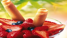 Coupe de fraises et de myrtilles