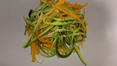 Julienne de courge pleine de naples, courgettes et carottes