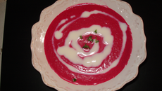 Soupe froide de betterave au chèvre frais