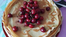 Gâteau de crêpes à la pêche et cerises