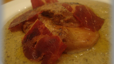 Velouté de lentilles du Puy, foie gras poêlé et chips de Pata Negra