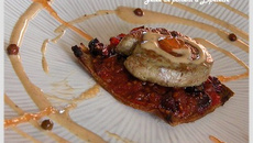 Foie Gras sur Boukète d'Airelles et de Tomates à la Gelée de Piment d'Espelette
