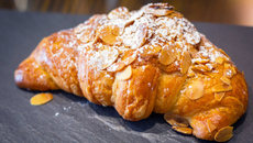 Croissants aux amandes traditionnels