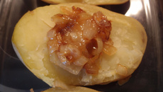 Avocat de pommes de terre carnivores au confit d'oignons