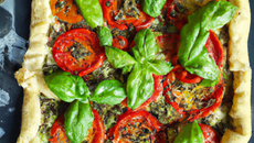 Tarte feuilletée aux tomates / basilic et caprice des dieux.