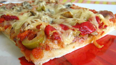 Pizza aux saucisses, poivrons et olives vertes