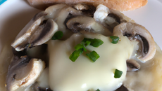 St-Jacques cuites au pain, émulsion d'oignons et champignons