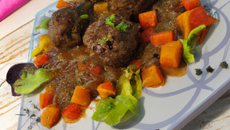 Boulettes de bœuf et émincé de légumes