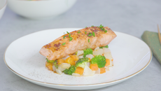 Pavé de saumon, sirop d’érable et petits légumes croquants