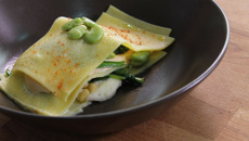 Lasagnes aux épinards, fèves, pignons et mozzarella di Buffala fumée