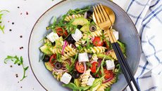 Salade de pâtes à l’avocat, oignons rouges, olives et féta