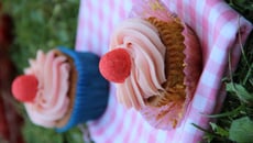 Cupcakes pistaches et fraises bonbons