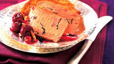 Terrine forestière aux griottes, raisins et gingembre