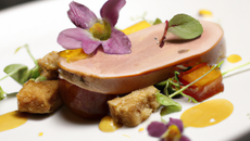 Assiette de foie gras d'oie et fleurs comestibles