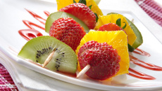 Brochettes de fruits printaniers