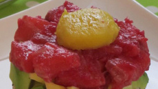 Tartare saumon-betterave, avocat-citron et riz-pavot et mangue