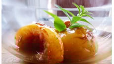 Pêches rôties au miel et à la verveine citron