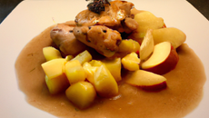 Chapon aux pommes et à la sauce forestière