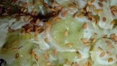 Ravioles au chèvre frais, oignons et sésame doré