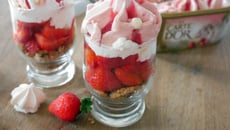 Trifles spéculoos chantilly et rosette de glace Carte d'Or® façon glacier fraise et morceaux de meringue
