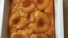 Gâteau de poires au sirop avec nappage au caramel