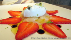 Saint-Jacques et fraises en carpaccio, chantilly légère au roquefort