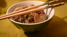 Porc soba au chou frisé