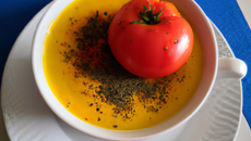 Cappuccino de curcuma sur velouté de tomates - fenouil