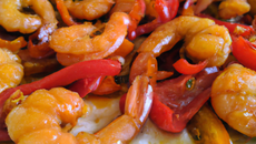 Crevettes poêlées sur lit de poivrons confits à l'huile de piment d'Espelette