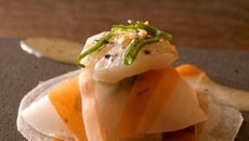 Les ravioles de légumes et Saint-Jacques pochées, vinaigrette au miel d'acacia