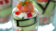 Verrines de saumon fumé, concombre et surimi