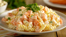 Salade de pâtes, surimi et saumon fumé