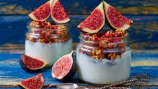 Breakfast bowl au lait d'amandes, graines de chia, granola maison et figues