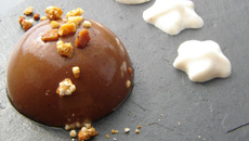 Dôme au cacao cru, noisettes des bois et ses fleurs de chantilly orange