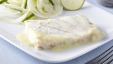 Colin au beurre blanc, fenouil et concombre croquants au citron vert, vinaigrette à la vodka