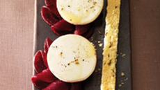 Crottin de Chavignol sur sa rosace de betterave et son shortbread au carvi